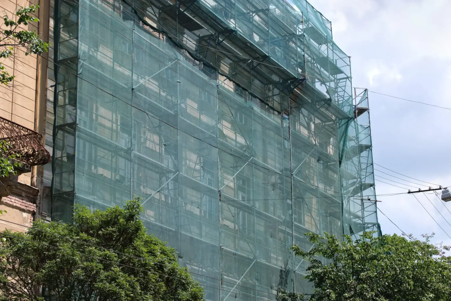 Why Should You Consider Scaffold-Free Systems for High-Rise Painting?